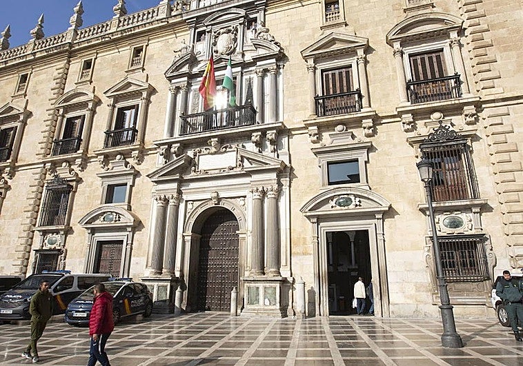 Piden 15 años de cárcel a un guardia civil acusado de encargar el robo y secuestro a una anciana en La Zubia