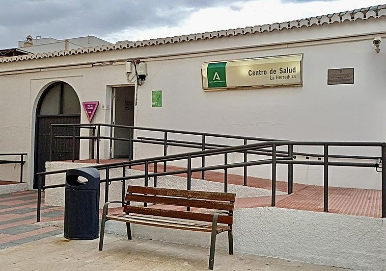 Las madres de La Herradura reclaman desde hace un año que haya un pediatra todos los días de la semana