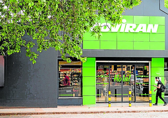 La fachada de uno de los nuevos Covirán, con su renovada imagen corporativa.