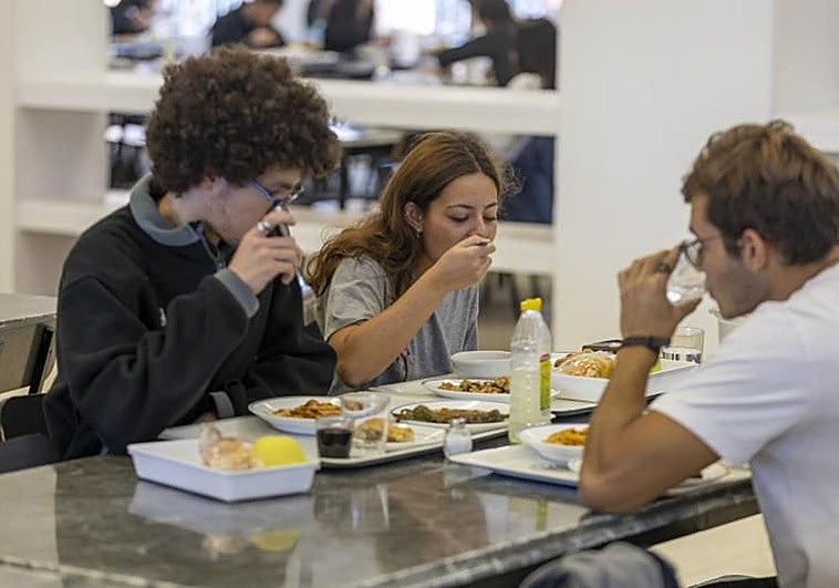 La UGR subirá el precio de los comedores a los estudiantes: esto costarán desde ahora