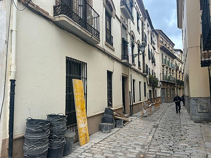 Desalojan a una familia del Realejo tras derrumbarse el edificio contiguo a su casa
