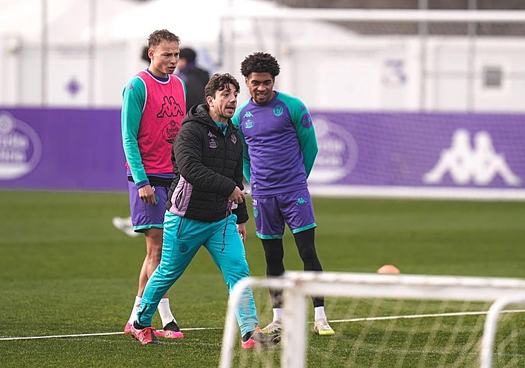 El Valladolid consuma el traspaso de su entrenador al Oviedo