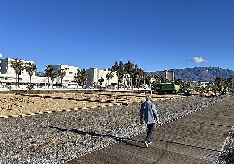 Motril instala nuevas pistas deportivas en el gran pulmón verde de Playa de Poniente
