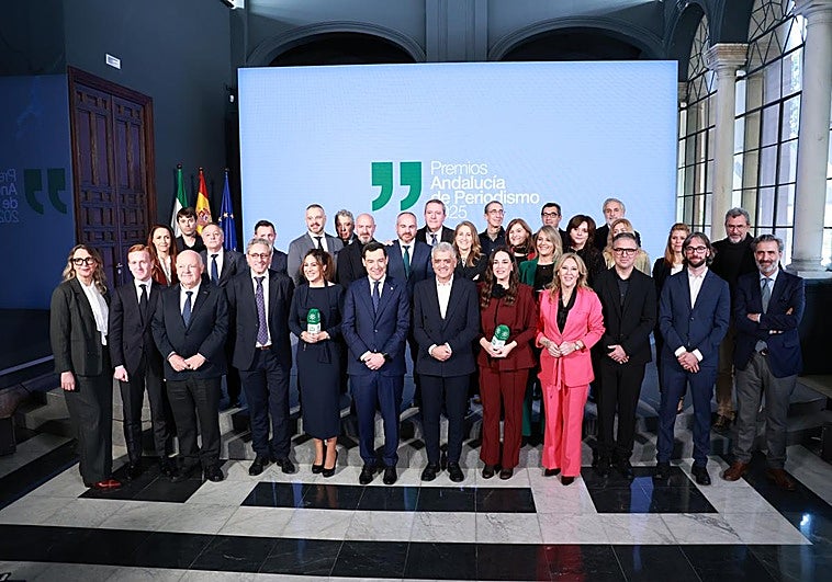 Juanma Moreno defiende el «periodismo de verdad» y «el compromiso ético y fiable»