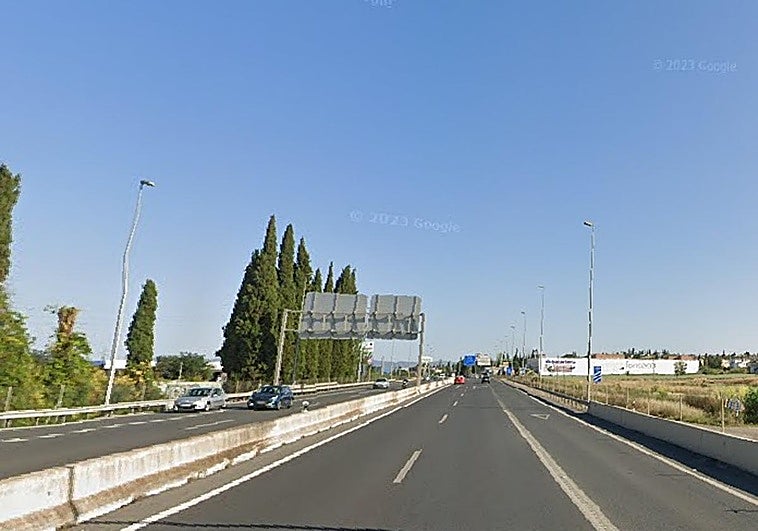 Empotran su coche contra la mediana en la Circunvalación de Granada y se bajan sin señalizar