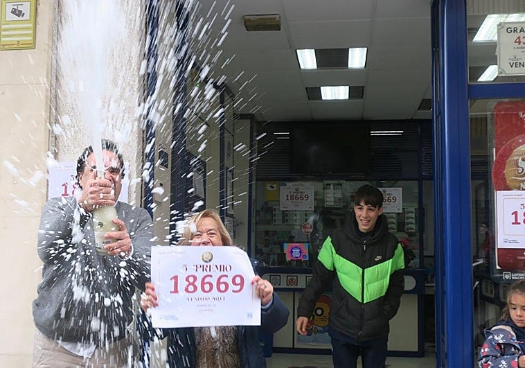 La abuela Loli reparte un quinto premio en Doctores: «El 69 es de los primeros que se agotan»