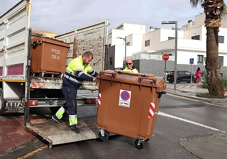 La presión de Europa obliga a los pueblos a separar la basura y a recogerla en la puerta