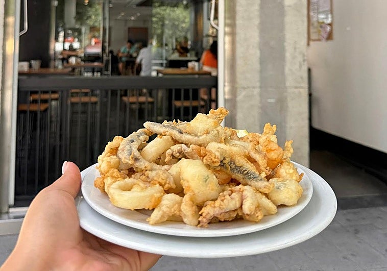 El bar de Granada que ofrece «cerveza de la tierra y el mejor pescaíto»