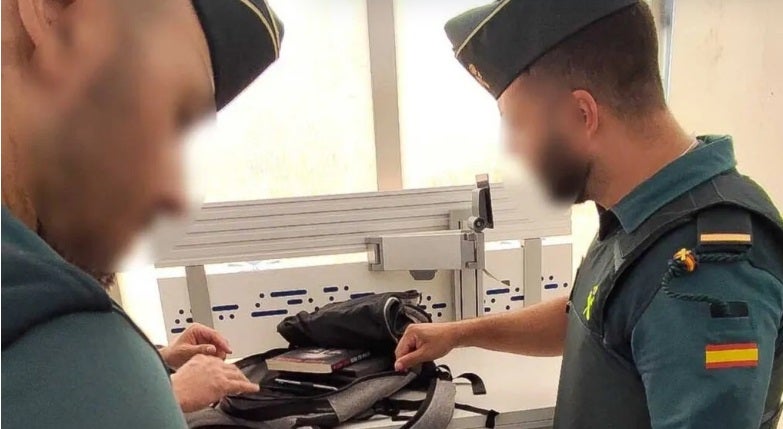 Lo arrestan en el aeropuerto de Palma antes de viajar a Granada por quedarse con una cartera con 3.500 euros