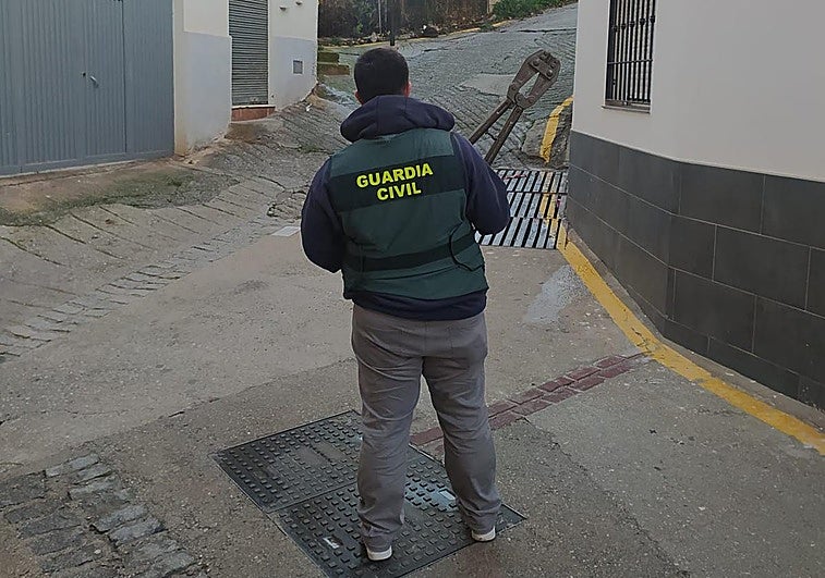 La Guardia Civil detiene a un miembro de la banda de atracadores del Valle de Lecrín: busca a los otros dos