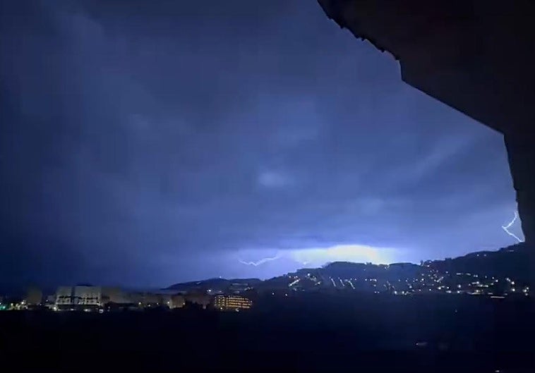 Rayos sobre Granada: el temporal provoca una tormenta eléctrica en la provincia