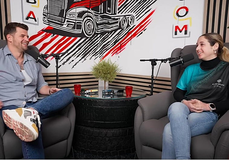 Así es la vida de la camionera más joven de España: «Cobro 2.000 euros y trabajo ocho horas de lunes a viernes»