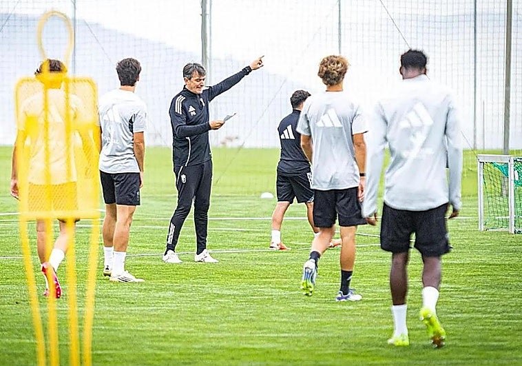 El Granada CF retoma los entrenamientos de cara al derbi en Almería