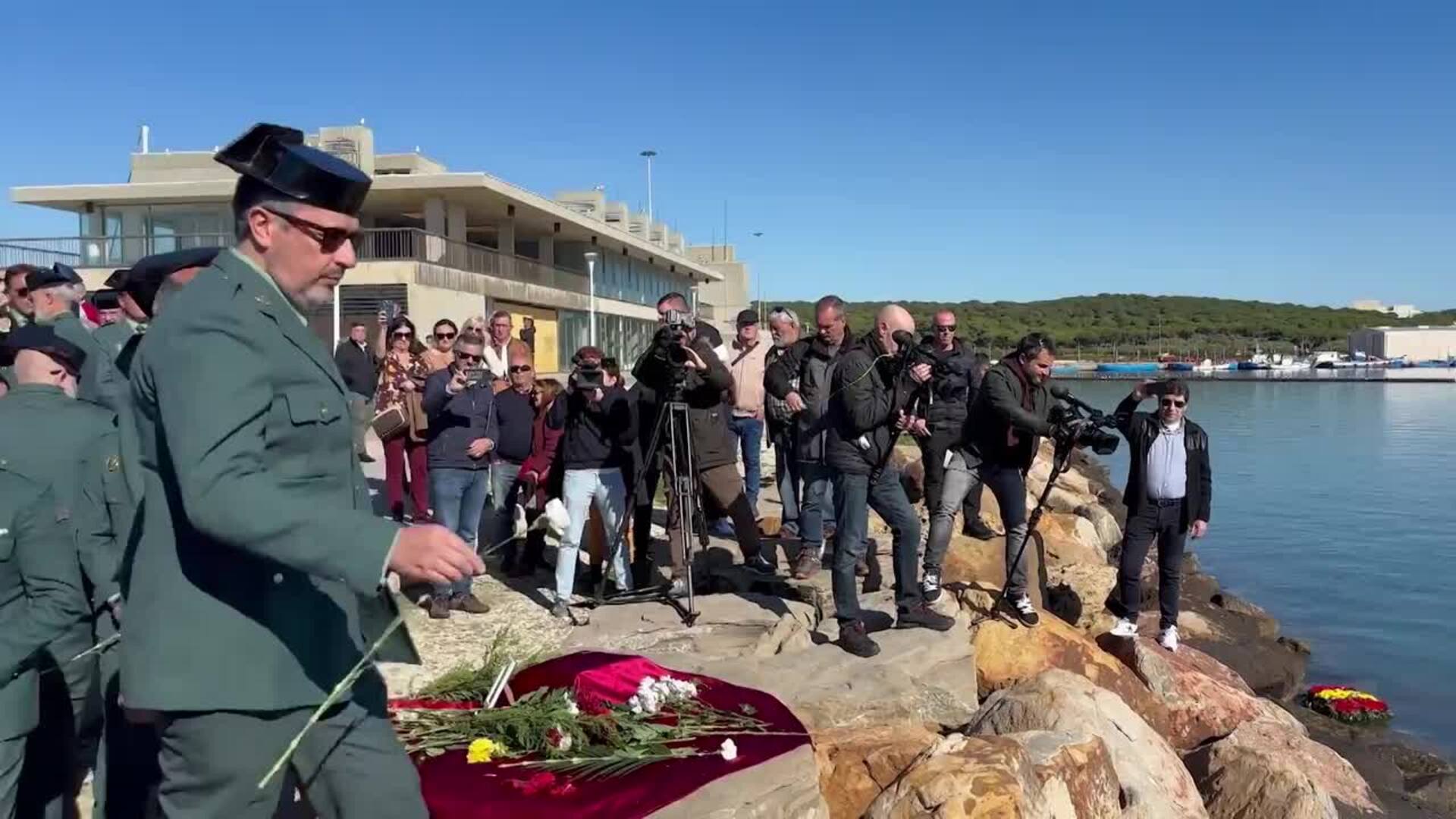 Barbate rinde homenaje a los agentes asesinados en el primer aniversario de su muerte