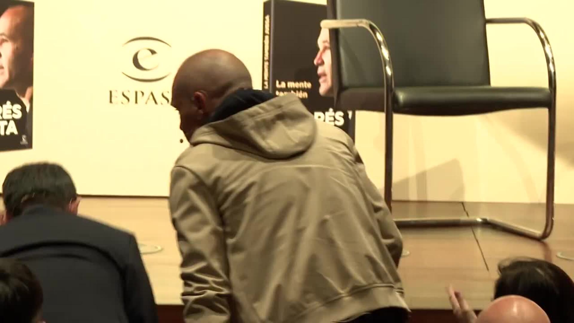 Andrés Iniesta se desnuda emocionalmente en el libro 'La mente también juega'