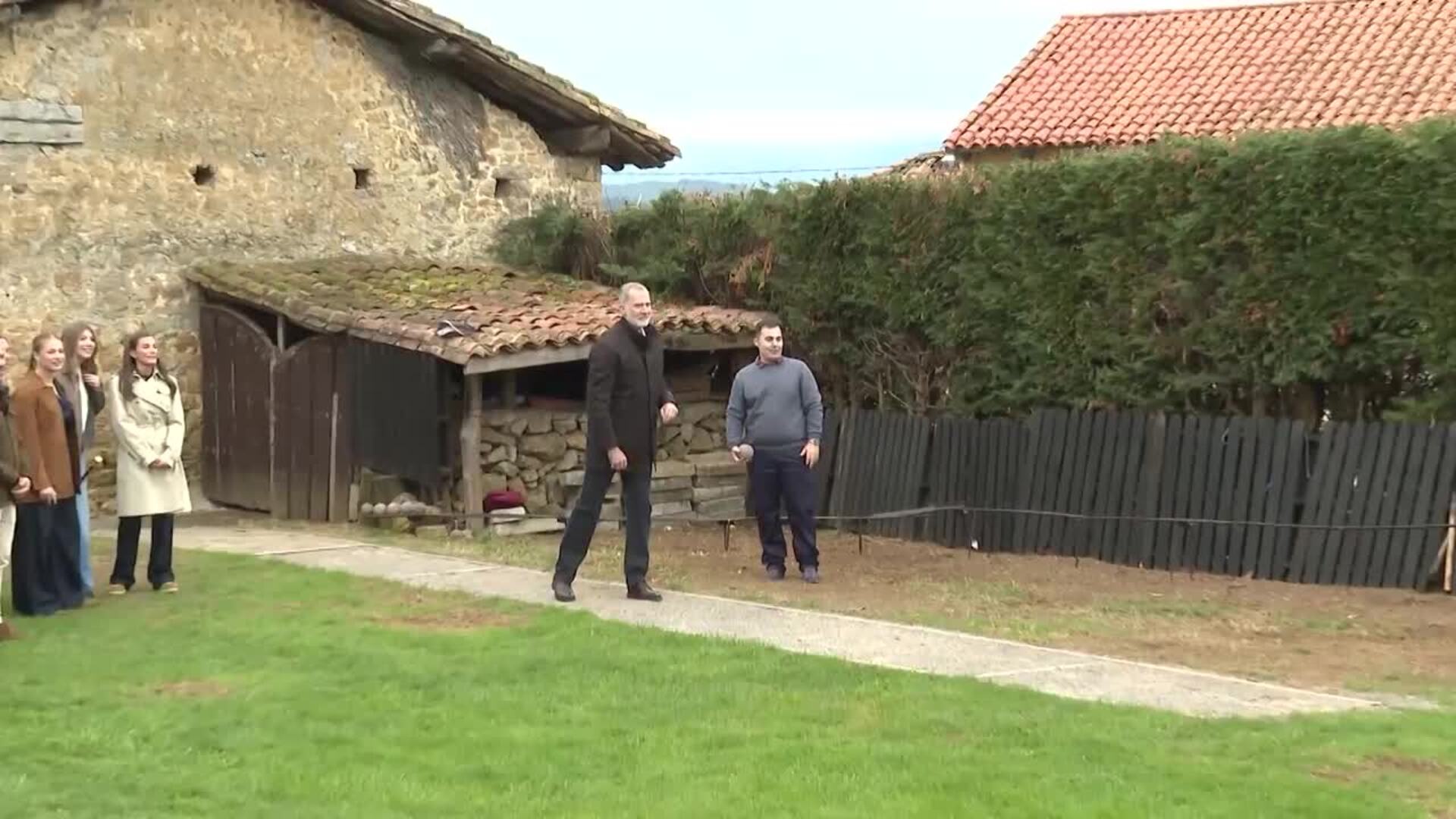 Los Reyes y sus hijas se involucran en primera persona con las costumbres de Valdesoto