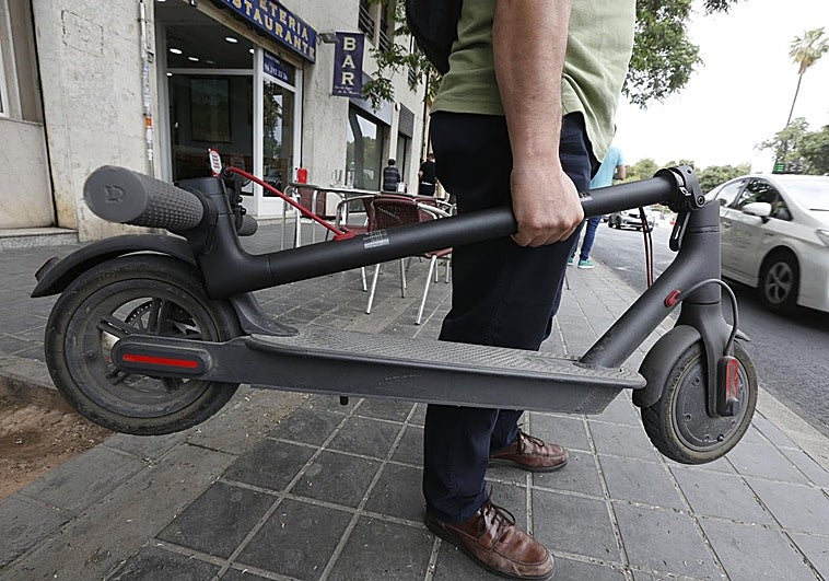 Buscan al conductor de un patinete por golpear con el casco a un peatón en Armilla