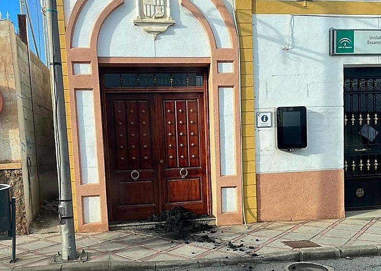 Dejan carbón en la puerta del Ayuntamiento de Alquife el día de Reyes
