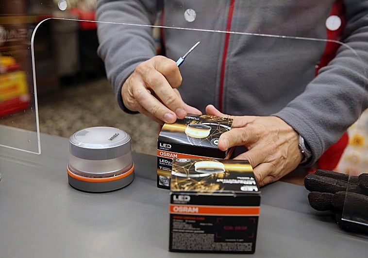 La DGT lo aclara: las ITV de las balizas V-16 y lo que se debe llevar en la guantera