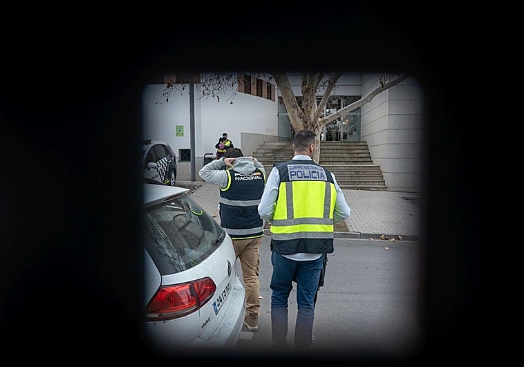 La secretaria que se enfrentó a cuatro policías para señalar un posible fraude