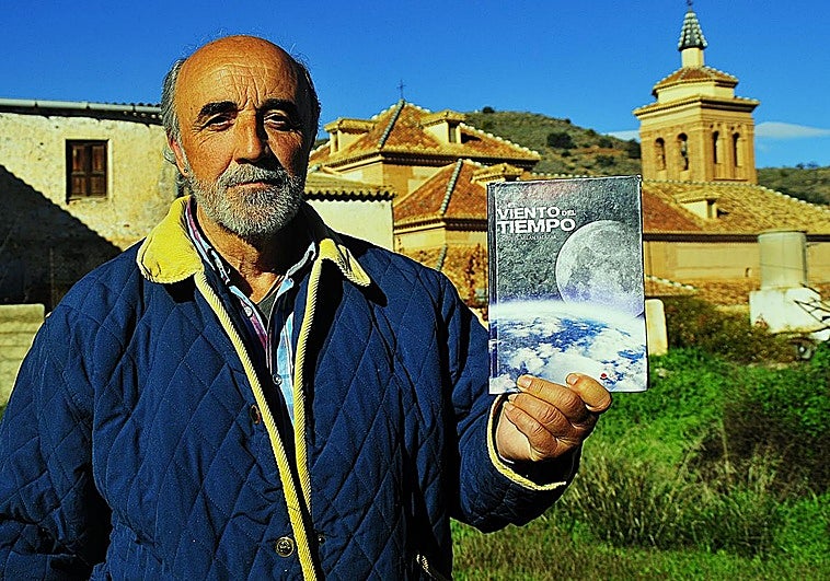 El niño de la Alpujarra que trabajó en su tienda, después fue representante y ahora de músico y escritor