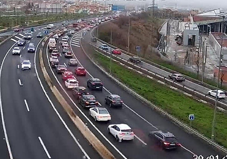 Atasco en la Circunvalación de Granada por un accidente entre tres coches con un herido
