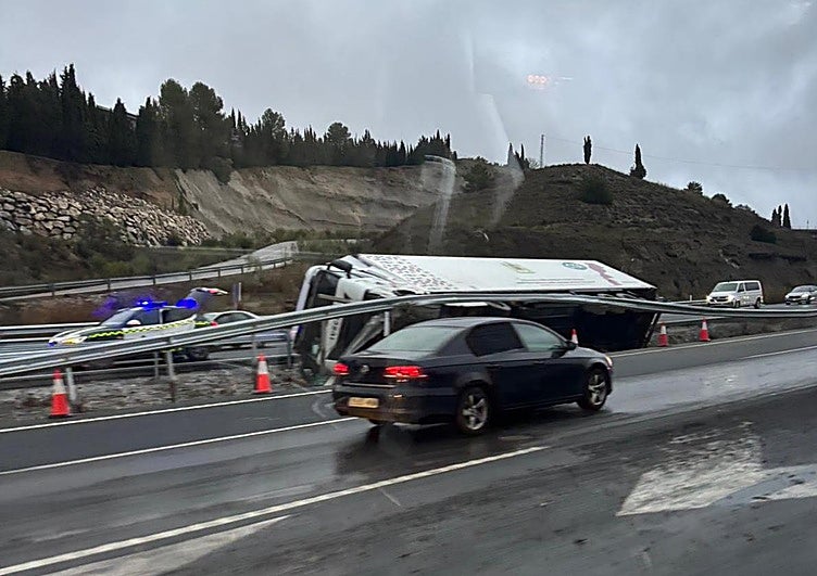 El vuelco de un camión genera retenciones en la A-92 a la altura de Víznar