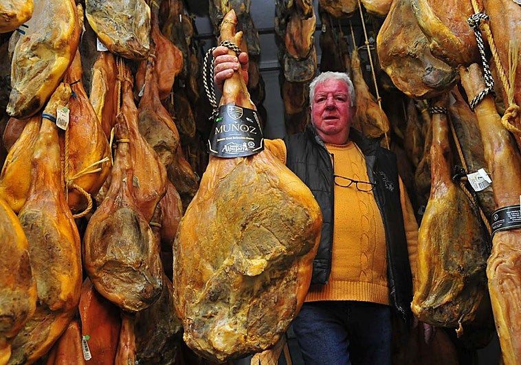 El enorme jamón de 36 kilos que se cura en Granada: necesitará cuatro años