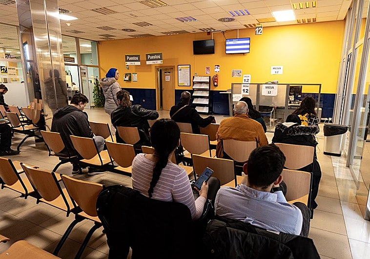 Granada tiene seis meses para regularizar a 12.000 inmigrantes