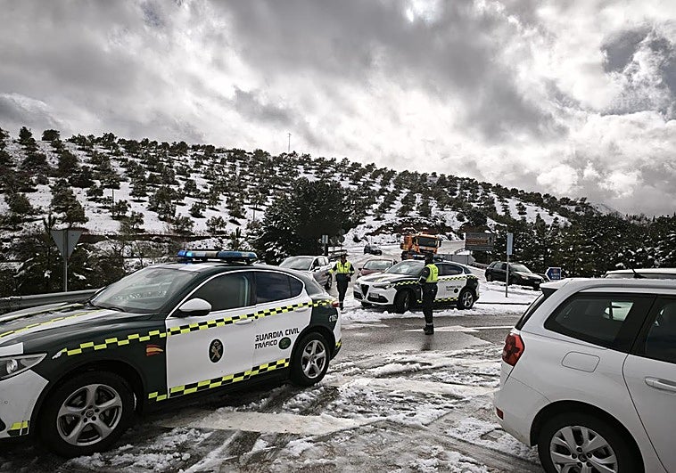 Reabre el Puerto de la Mora tras un bloqueo de más de cinco horas por las nevadas