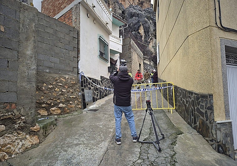 Cogollos Vega aconseja a medio centenar de vecinos que dejen sus casas por riesgo de derrumbes