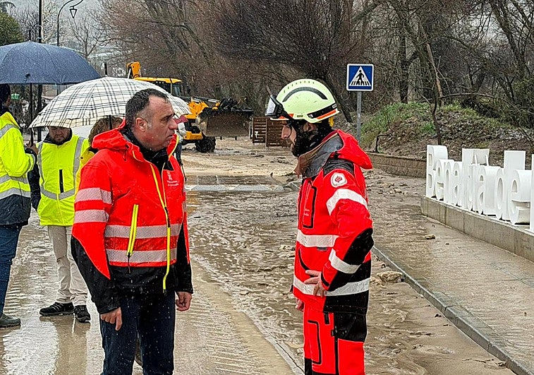 Rescatan a un repartidor atrapado en un río en Benalúa de las Villas: «Ha estado a punto de perder la vida»