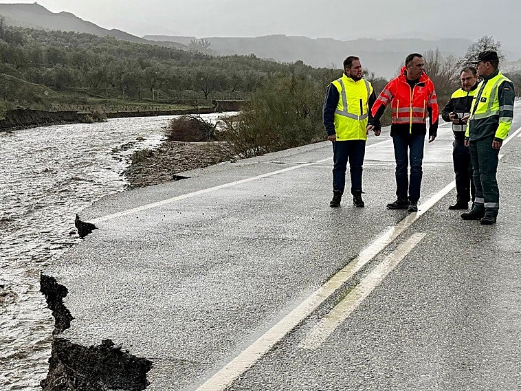 Hasta 11 carreteras cortadas como consecuencia del temporal en Granada