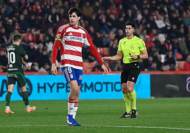 El árbitro Miguel González fue detenido por presunta agresión sexual antes de pitar el Granada CF - Racing