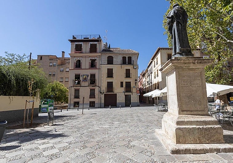 El icónico edificio de la plaza de Santo Domingo a la venta por 820.000 euros