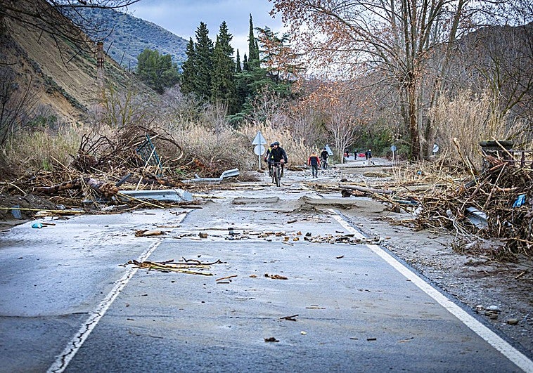 Pinos Genil cierra el colegio por prevención ante el desembalse de Canales