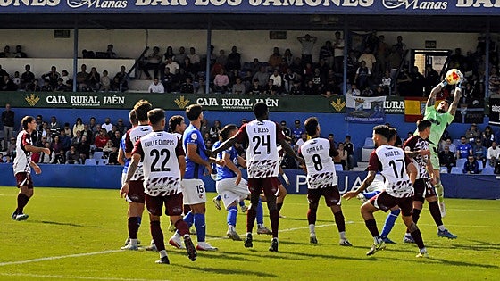 El Xerez CD quiere irse a la cama líder de grupo a costa de un Linares que necesita sumar en Chapín
