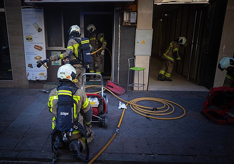 Desalojan a cien vecinos de Churriana de la Vega por un incendio en un aparcamiento