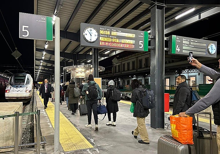 Una estación de tren en la que no caben los carritos por el pasillo
