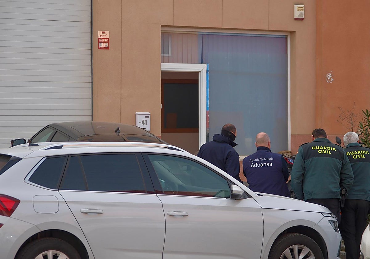 Un registro de la Guardia Civil en una nave del polígono Juncaril acaba con varios investigados