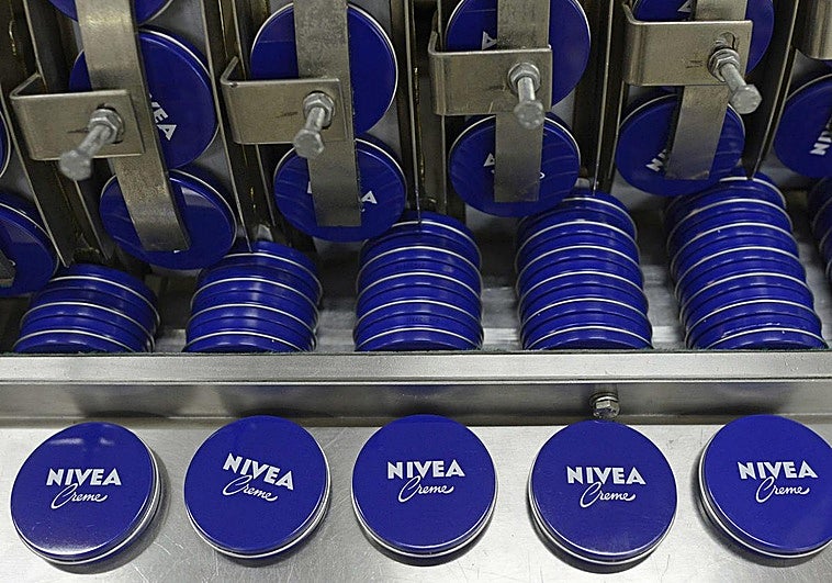 Una dermatóloga desvela las partes del cuerpo para echar la crema Nivea lata azul: «Solo aquí»