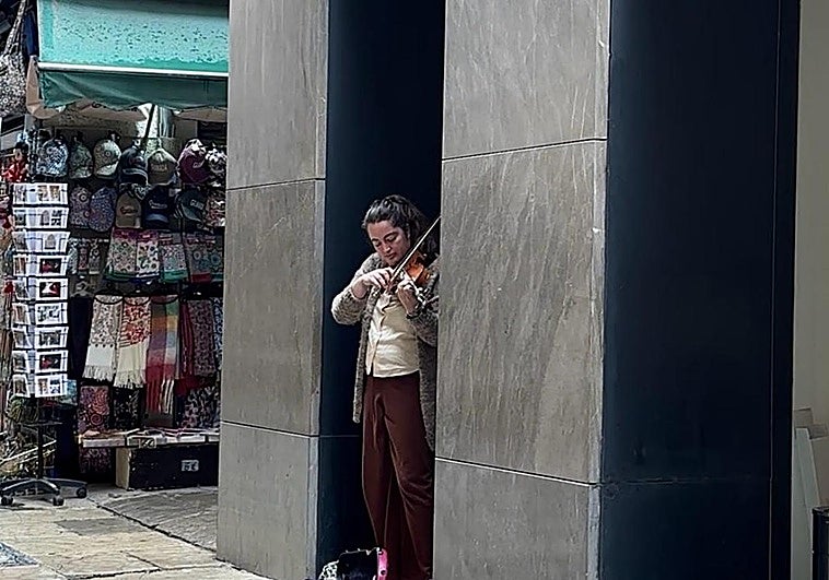La profesora de violín que toca junto a la Catedral de Granada por gusto: «Es un trabajo muy gratificante»