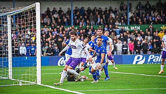 El Real Jaén salva el empate en el último suspiro en Linarejos