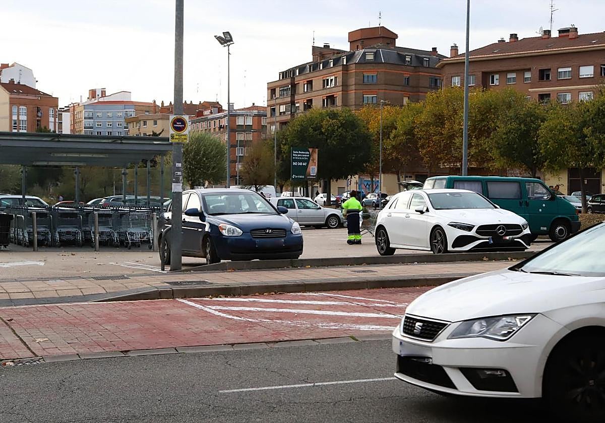 Alerta en aparcamientos de supermercados: la Policía advierte de robos con el 'método de la siembra'
