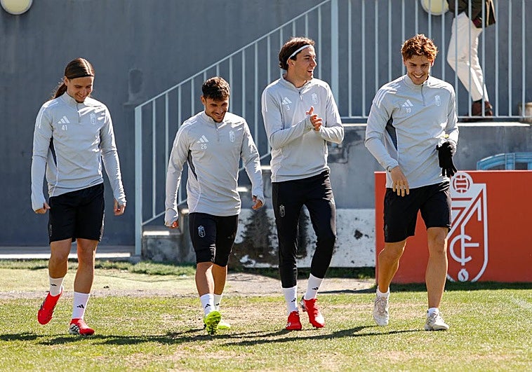 El buen ambiente impera en la sesión del Granada CF pese a las ausencias