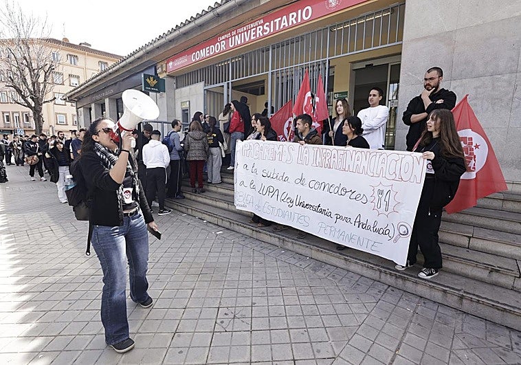 Protestan por la subida de 50 céntimos en el precio del menú del comedor de la Universidad de Granada