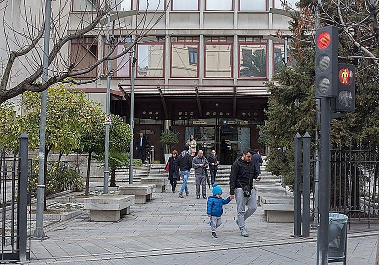 Hacienda reclama a una granadina una deuda por una beca que nunca cobró