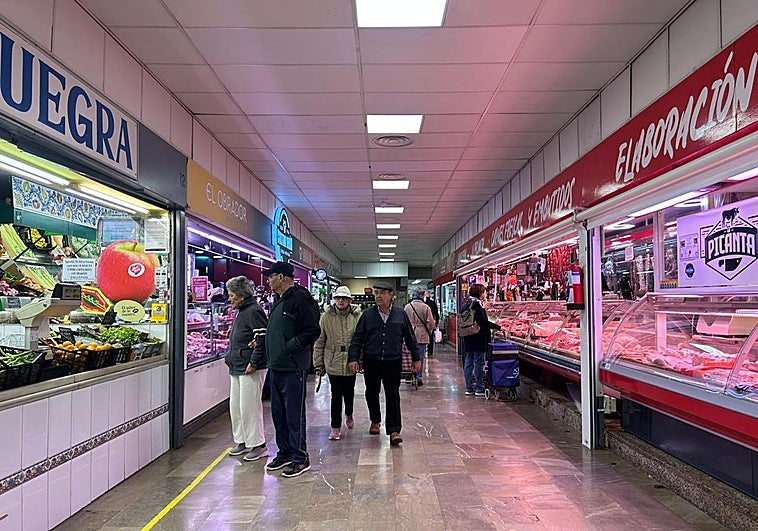 Las persianas subidas de Merca80, el emblema de Granada que resiste pese a los cambios