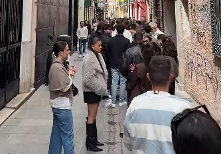 La impresionante cola para entrar a un bar de Granada que se ha vuelto viral