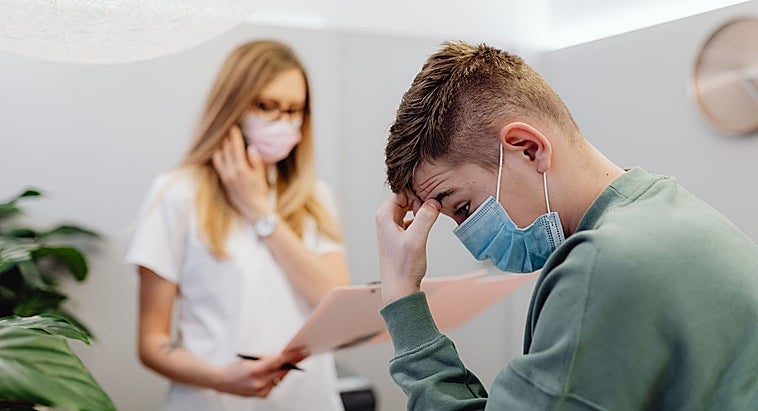 Enfermar en el extranjero sale caro: los países donde la sanidad más sorprende a los turistas españoles